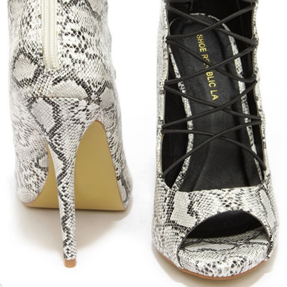 Shoe Republic LA Pacino White Snake Caged Peep Toe - Picture 2 of 5